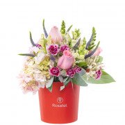 Sombrerera Roja Mediana con 5 Rosas y Flores
