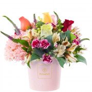 Sombrerera Mediana con 5 Rosas Variadas y Flores