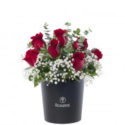 Sombrerera Negra 10 Rosas Rojas  y Flores