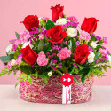 Arreglo floral en canasta con rosas y flores