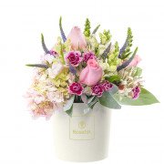 Sombrerera Crema Mediana con 5 Rosas y Flores