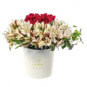 Sombrerera Crema Mediana con Rosas, Astromelias y Flores