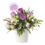 Sombrerera Crema Mediana con Rosas Lilas Es una Niña