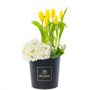 Sombrerera Negra Mediana con 6 Tulipanes Hortensia y Flores