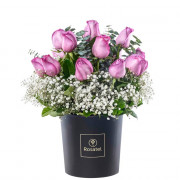 Sombrerera Negra Grande con 15 Rosas y Flores
