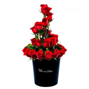 Sombrerera Negra Grande con 30 Rosas Rojas