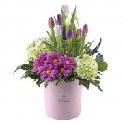 Sombrerera Rosada Grande con 10 Tulipanes y Flores