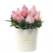 Sombrerera Crema Mediana con 10 Rosas