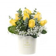 Sombrerera Crema Mediana con 10 Rosas y Flores