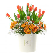 Sombrerera Crema Grande con 15 Tulipanes y Flores