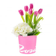 Sombrerera Rosada Mediana con 6 Tulipanes Hortensia y Flores