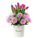 Sombrerera Crema Mediana con 10 Tulipanes y Flores Rosatel