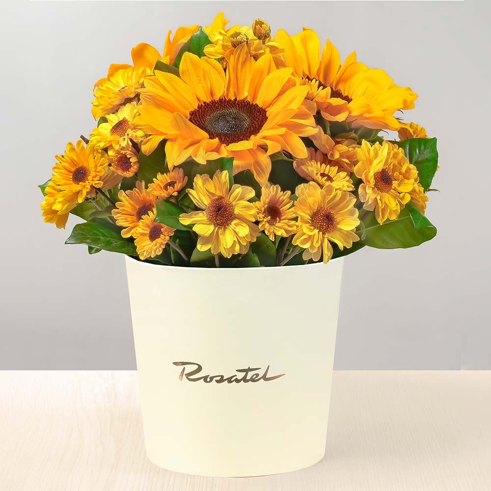 Arreglo floral sombrerera crema mediana girasoles y flores Rosatel
