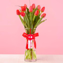 Arreglo floral florero con tulipanes rojos Rosatel