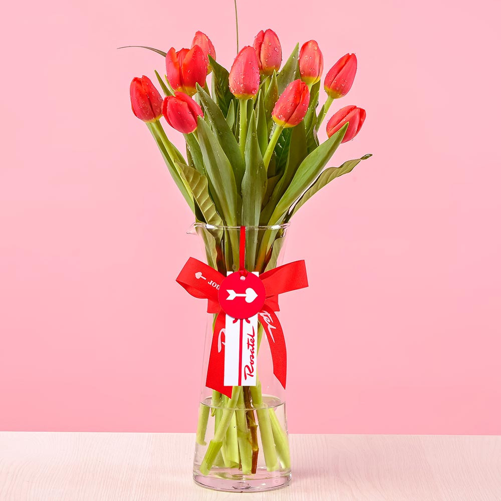 Arreglo floral florero con tulipanes rojos Rosatel