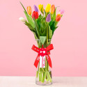 Arreglos florales en florero con tulipanes de colores variados Rosatel