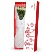 Caja Blanca con 12 rosas Rosadas y Cremas