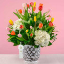 Tulipanes de colores en arreglo Maia Rosatel