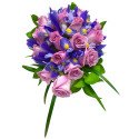 Bouquet con 16 Rosas Lilas, Iris y Follaje Rosatel
