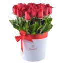 Sombrerera blanca con 25 rosas rojas y decorada con cinta Rosatel