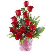 Sombrerera Corazones Hello Kitty Mediana con 12 Rosas y Follaje