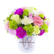 Sombrerera Love con 10 Rosas y Flores