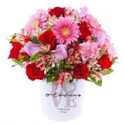 Sombrerera Love con 18 Rosas y Flores