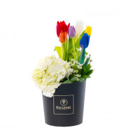 Sombrerera Negra Mediana con 6 Tulipanes Hortensia y Flores