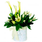 Sombrerera Marmoleada con 10 Tulipanes y Flores