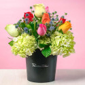 Sombrerera Negra con Rosas Variadas y Flores Rosatel