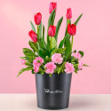 Sombrerera con tulipanes rojos y flores Rosatel