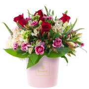 Sombrerera Rosada Mediana con 5 Rosas y Flores