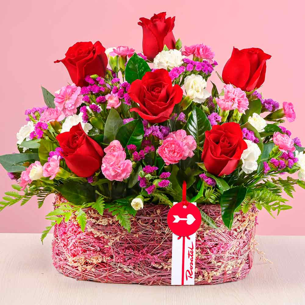Arreglo floral en canasta con rosas y flores