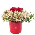 Sombrerera Roja Mediana con Rosas Astromelias y Flores Rosatel
