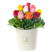 Sombrerera Grande con 15 Rosas Variadas